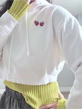 🍓 PINK Victoria’s Secret Strawberry Cropped Hoodie 🍓